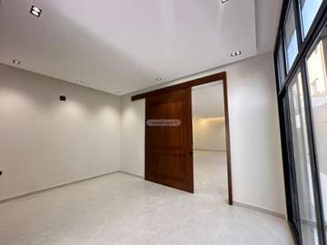 فيلا 350 متر مربع مع شقة واجهة شرقية اشبيلية، شرق الرياض، الرياض